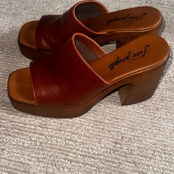 FREE PEOPLE CLOGS - Picture 2 of 5